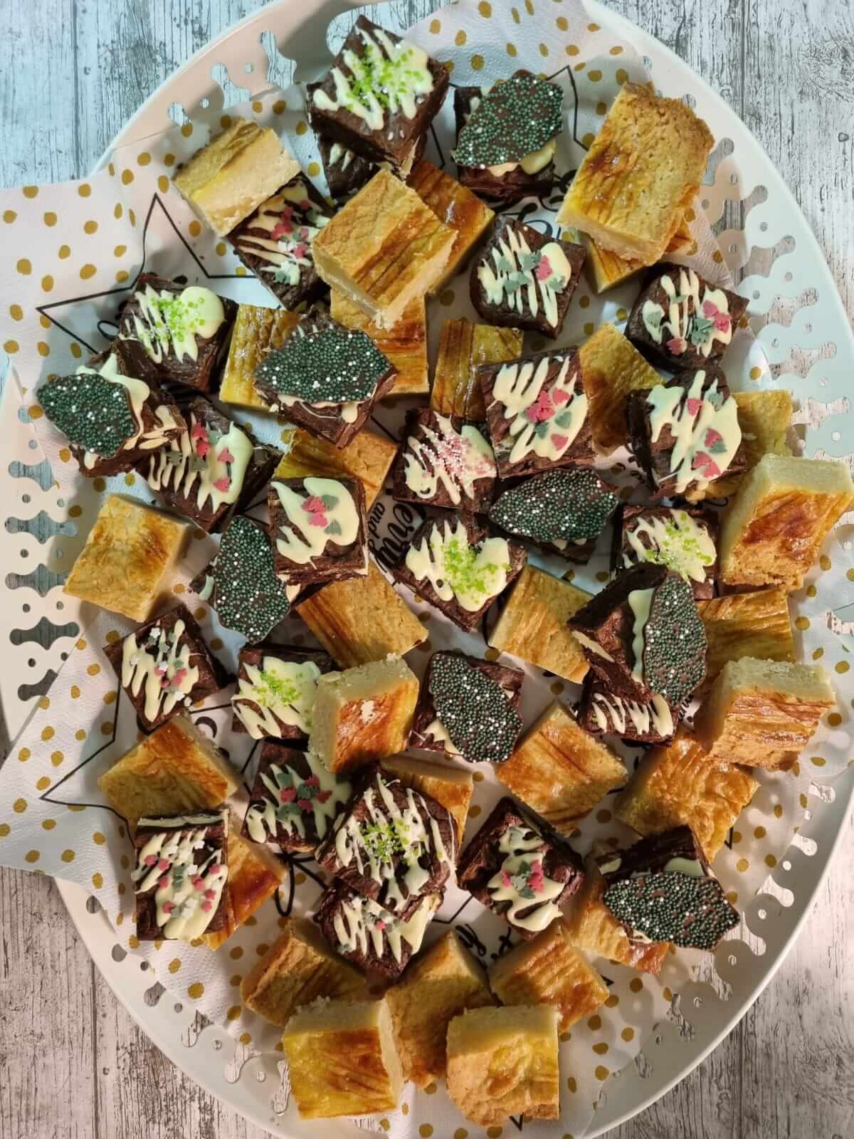 Schaal met kerstbrownies en boterkoek