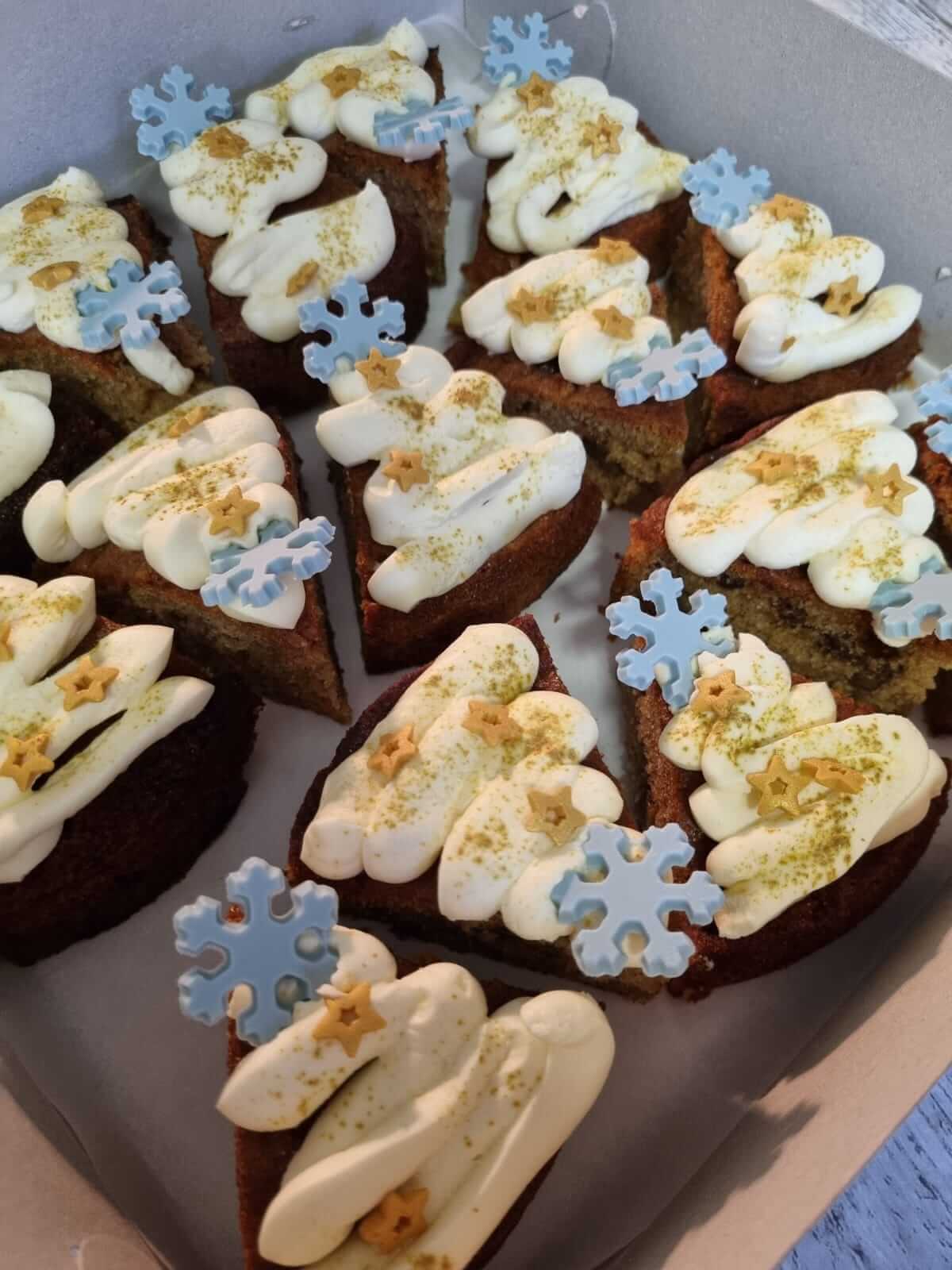 Taartpunten met romige topping, sneeuwvlokken en gouden sterren