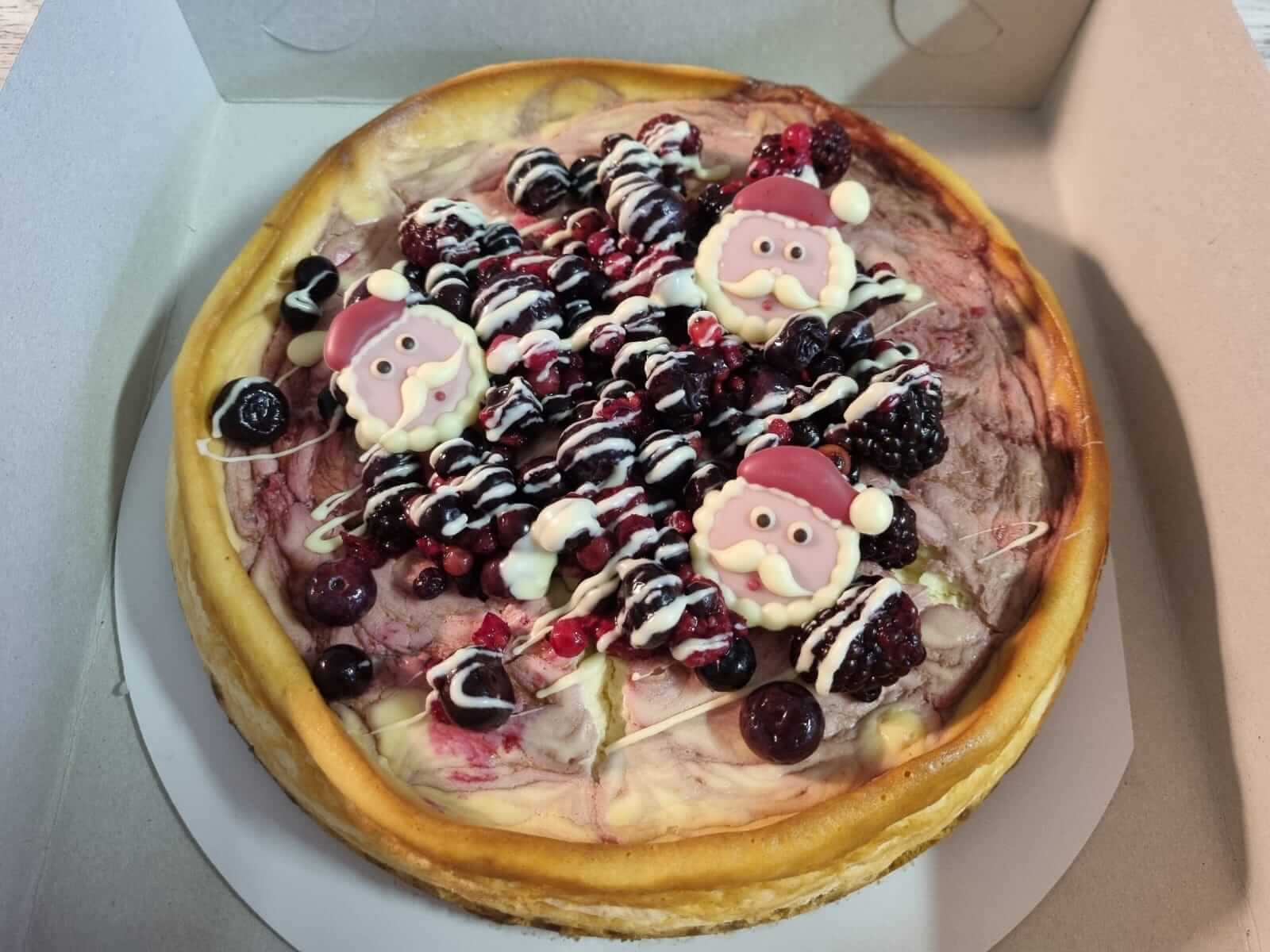 Cheesecake met bosvruchten en chocolade kerstmannetjes