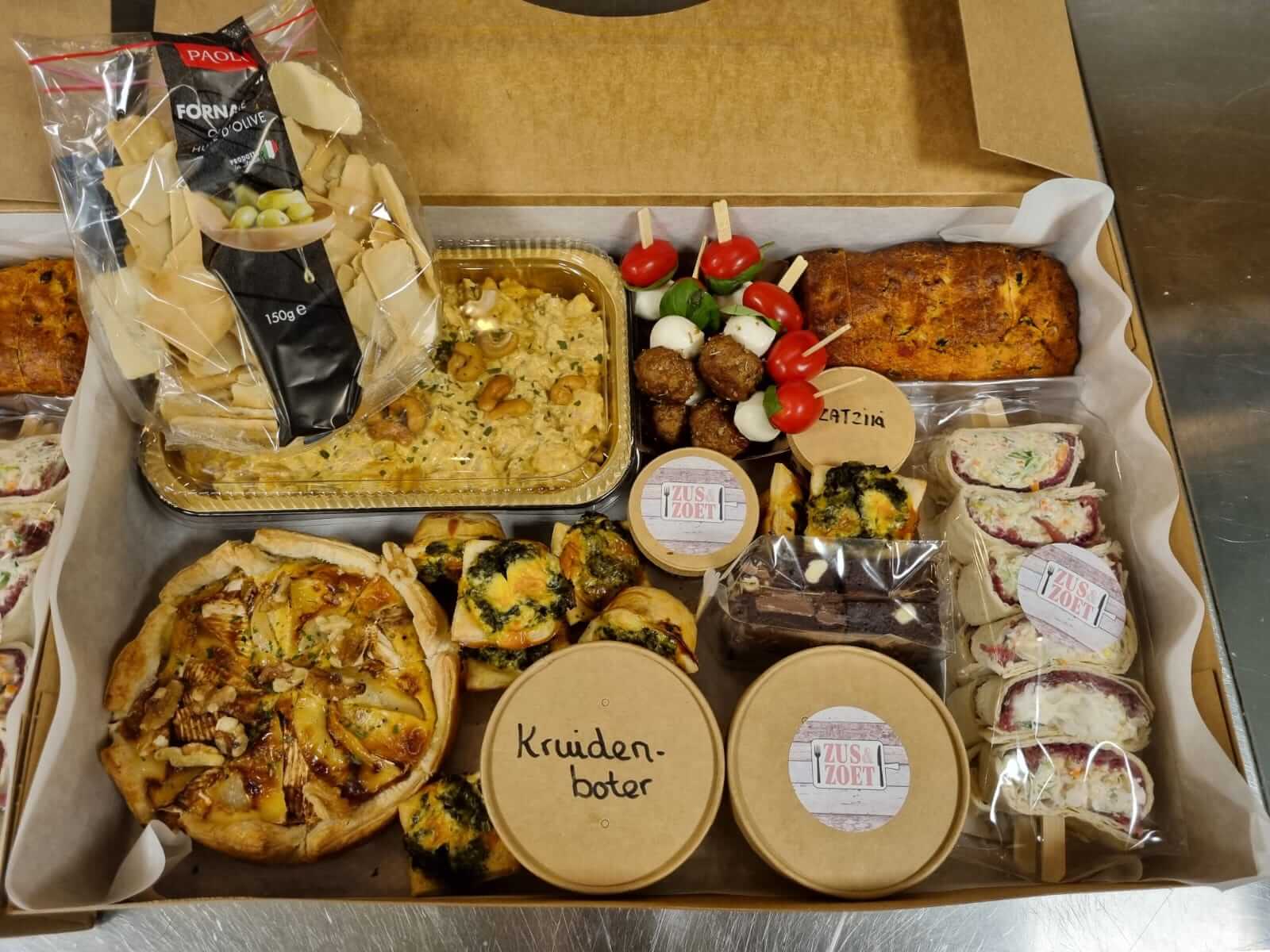 Zus&Zoet hapjesbox met hartige taart, wraps, spiesjes, salade en kruidenboter