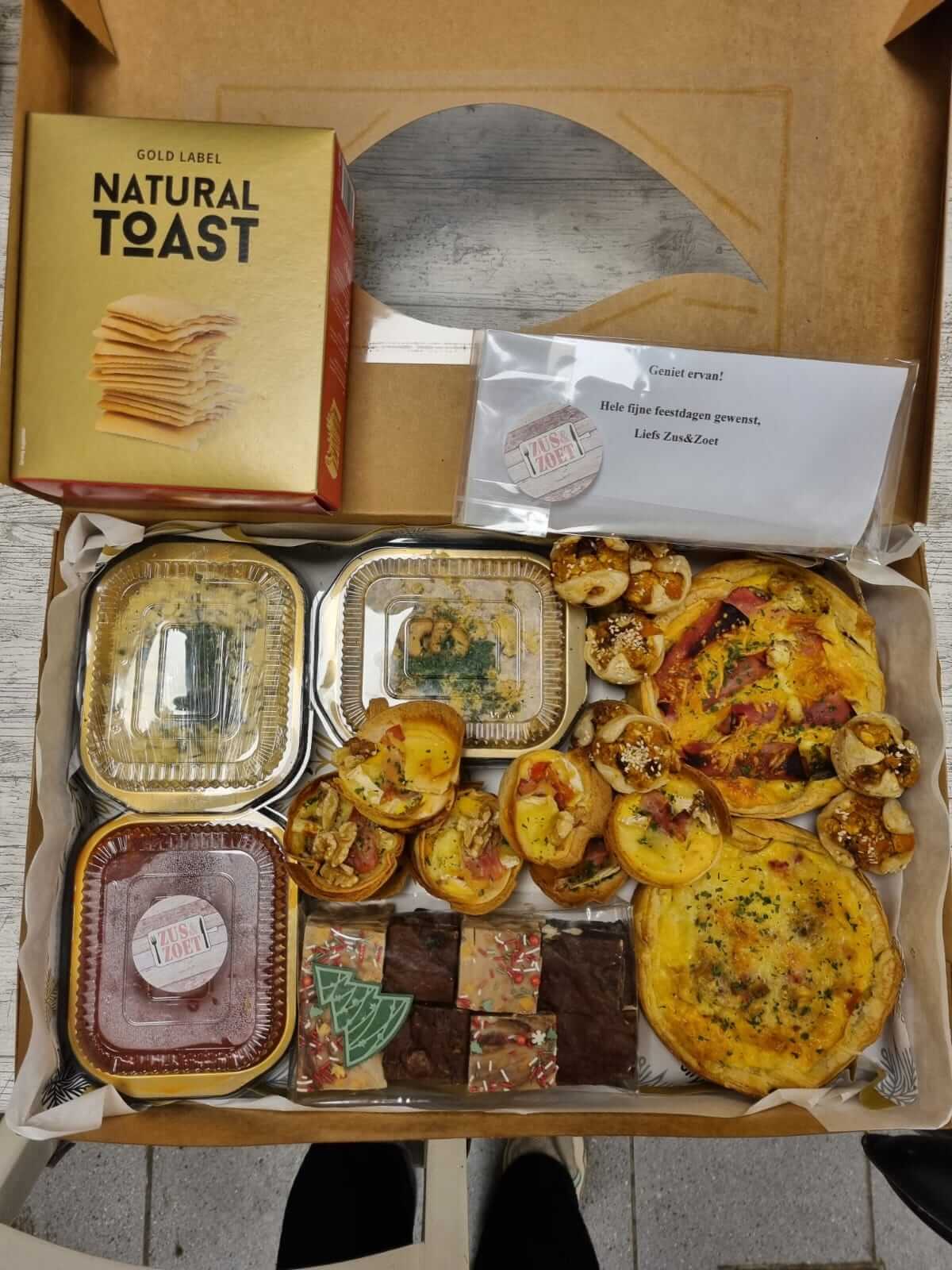 Zus&Zoet kerstbox met hartige taartjes, bladerdeeghapjes, brownies en een kerstkaartje