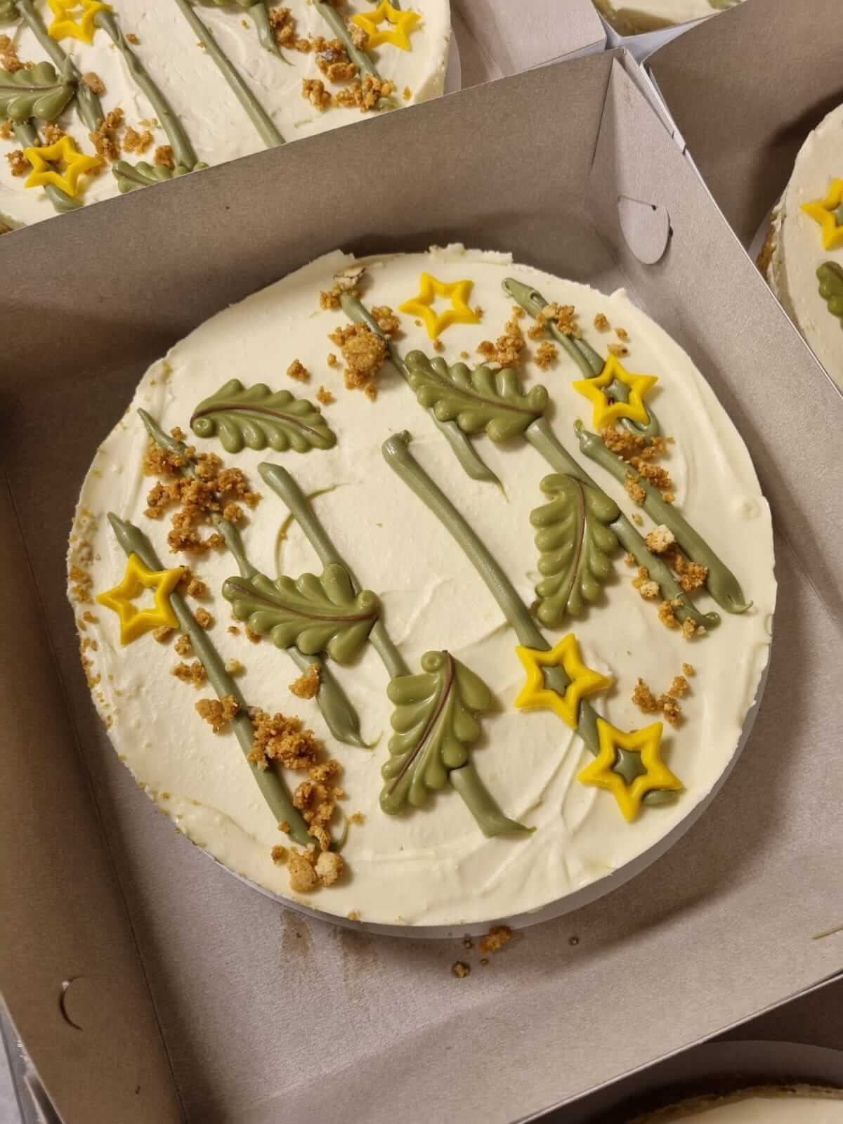 Taart met groene chocolade takjes en gele sterren